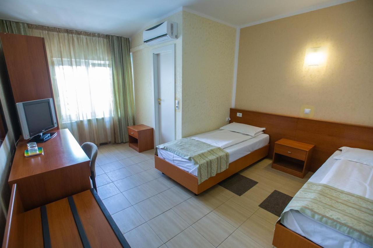 Hotel Seneca Baia Mare Exteriör bild