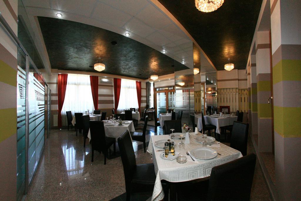Hotel Seneca Baia Mare Exteriör bild