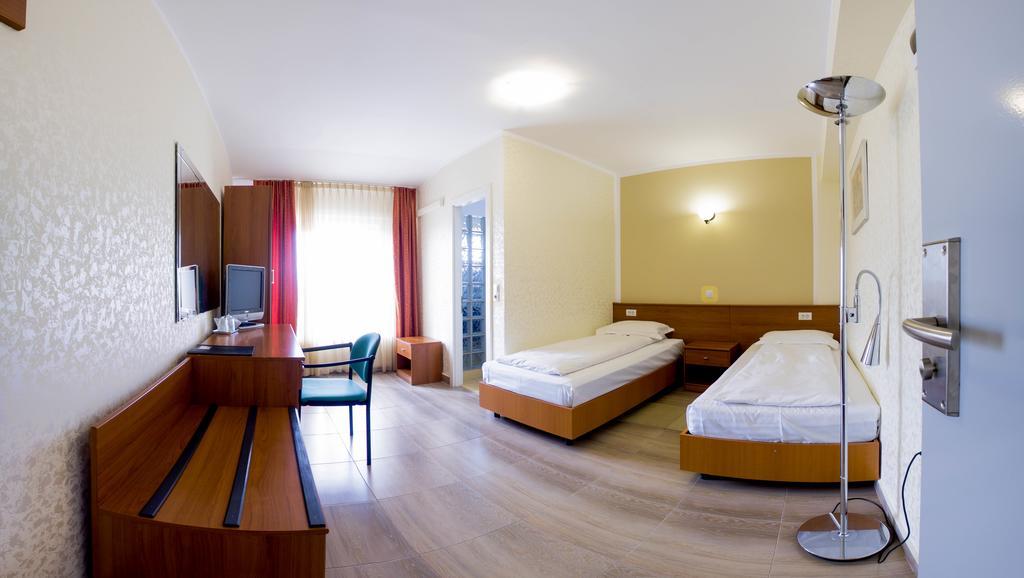 Hotel Seneca Baia Mare Exteriör bild