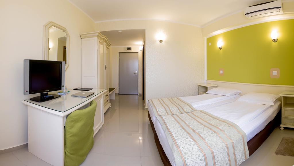 Hotel Seneca Baia Mare Exteriör bild