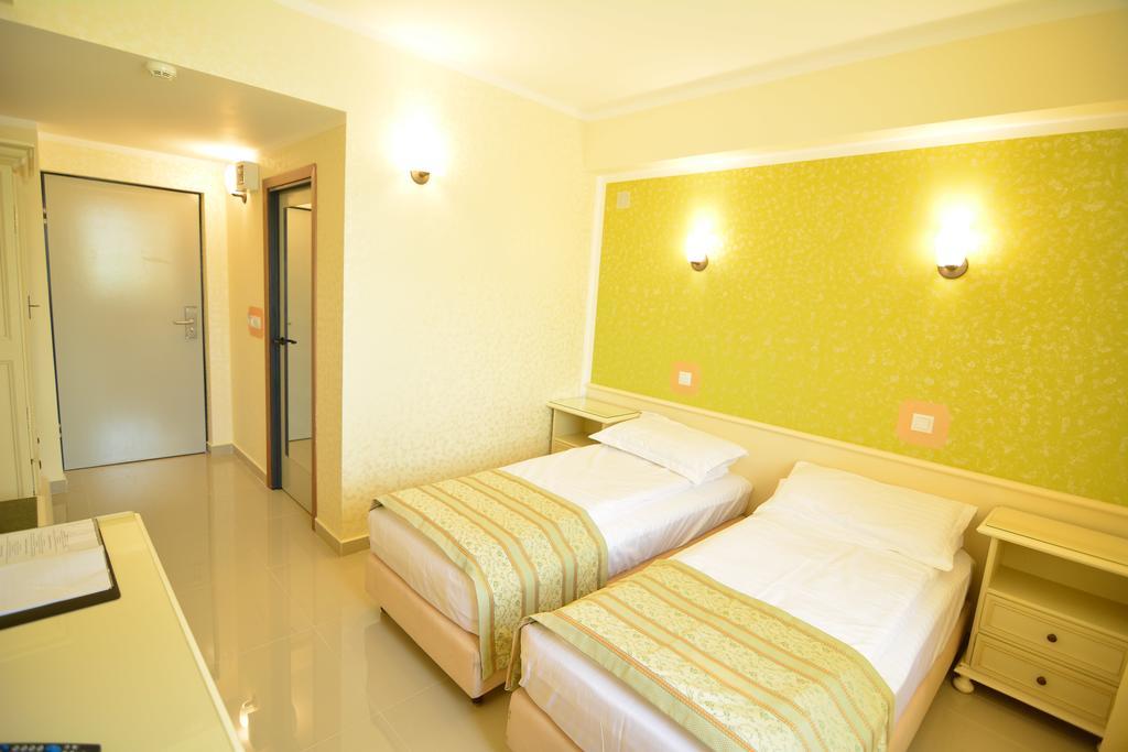Hotel Seneca Baia Mare Exteriör bild