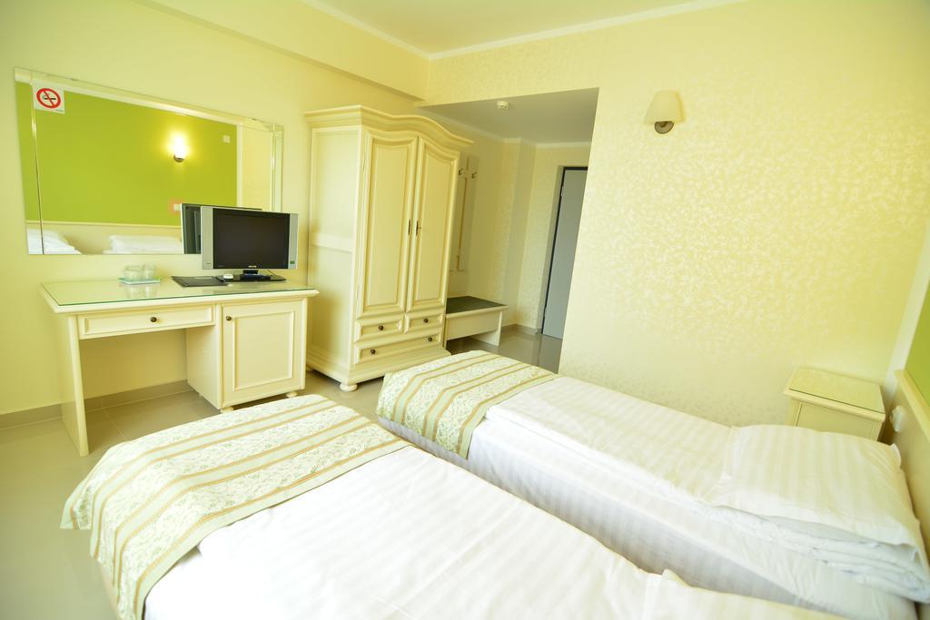Hotel Seneca Baia Mare Exteriör bild